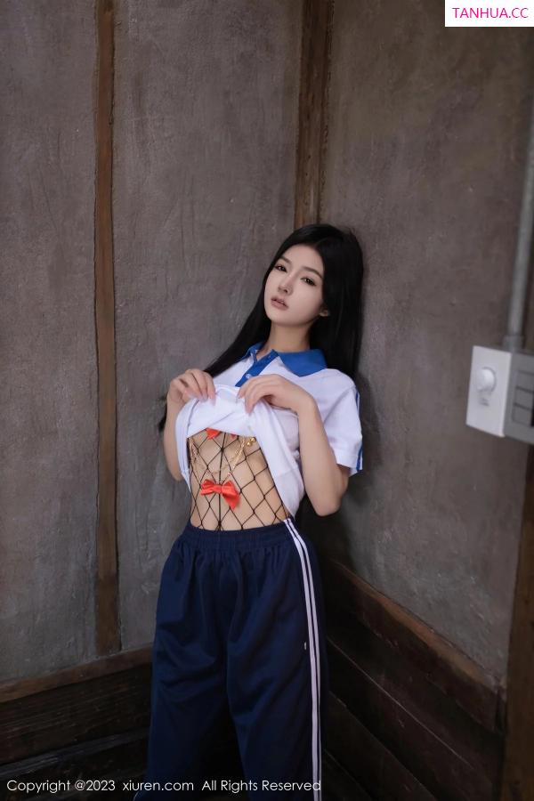   [XiuRen]高清写真图 2023.12.27 No.7876 谭小灵 制服美腿第7张图片